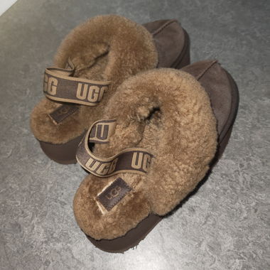 UGG Hausschuhe in Braun