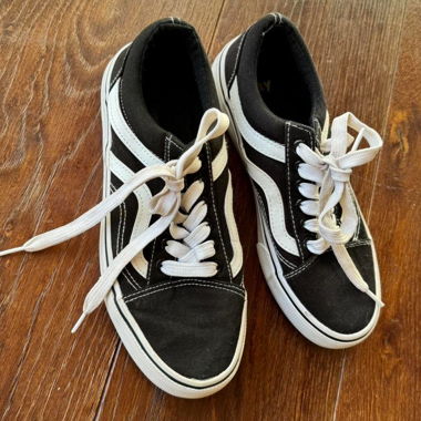 black sneakers with white stripes (vans dupe)