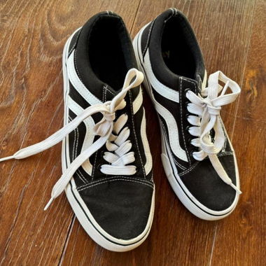 sneakers nere con strisce bianche (dupe Vans)
