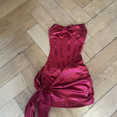 Robe corset en satin rouge