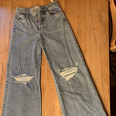 Baggy Jeans mit Knie Rissen