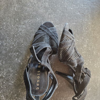 Schwarze Sandalen mit Absatz