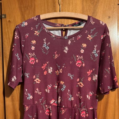 Weinroter Jumpsuit mit Blumen Muster