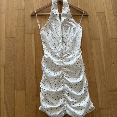 Weisses gepunktetes Kleid