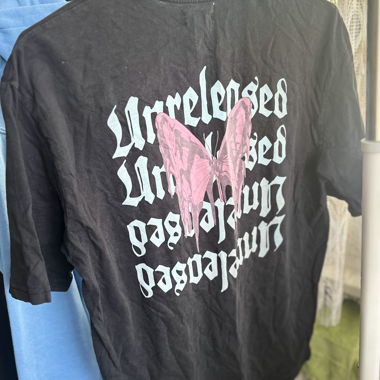 Obersized T-Shirt „Unreleased“ mit Butterfly Print