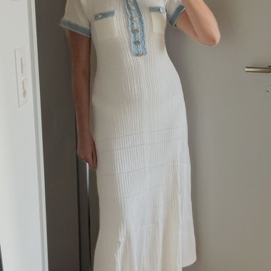 Weisses Strickkleid mit Jeans details