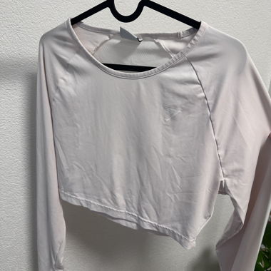 Light pink cropped sport top with long sleeves