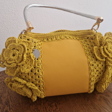Borsa a tracolla all’uncinetto gialla
