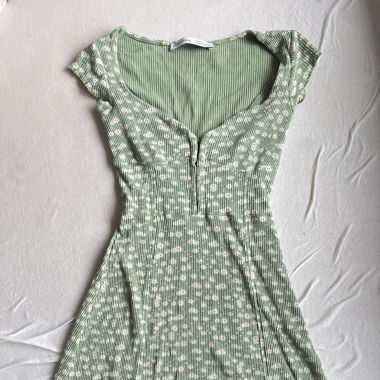 Süsses grünes Sommerkleid mit Blumen-Muster