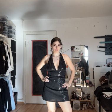 Robe courte noire à paillettes