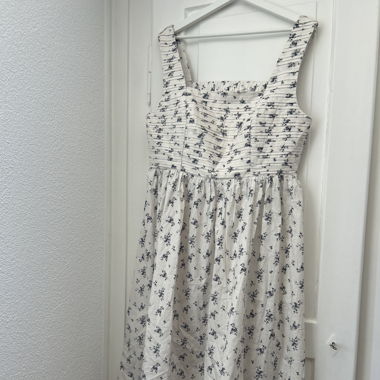 Kleid mit Biesen