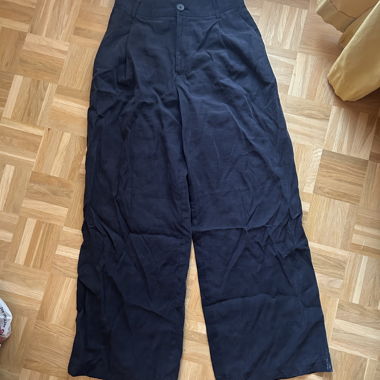 Loose trousers