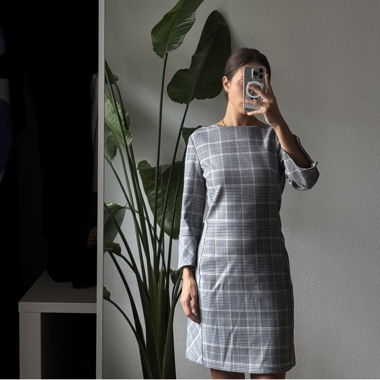 Robe fourreau grise à carreaux