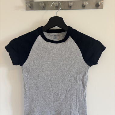 T-shirt raglan gris et noir