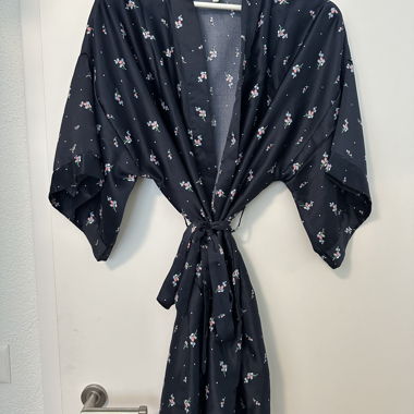 Kimono abito con cravatta floreale