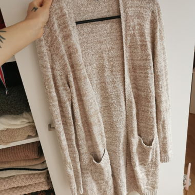 Beiger langer Strick-Cardigan mit Taschen