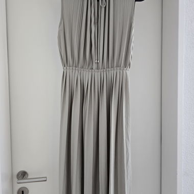 Robe plissée sans manches