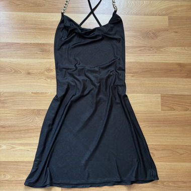 Robe courte noire dos-nu avec chaîne