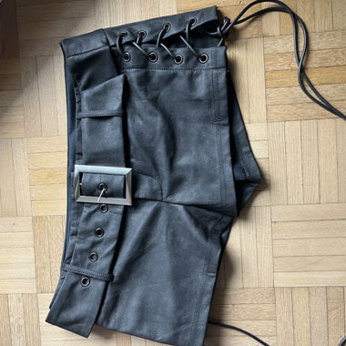 Short en cuir noir avec laçage