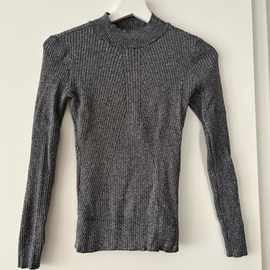Pull gris à col montant