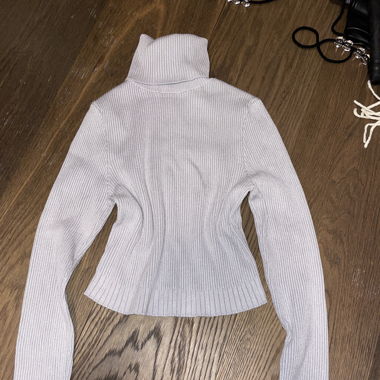 Grauer pulli