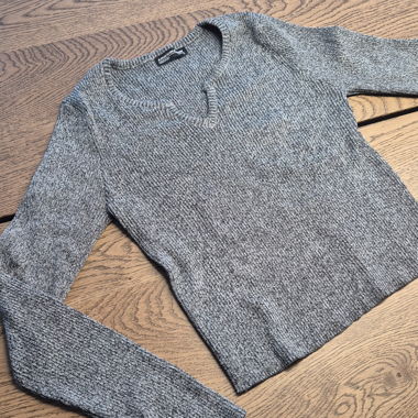 Grauer Strickpullover