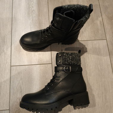Schwarze gefütterte Stiefeletten