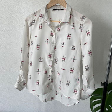Camicia bianca con motivi rossi e neri, XS