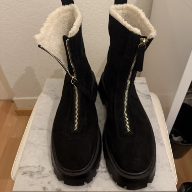 Black lined winter boots size 40