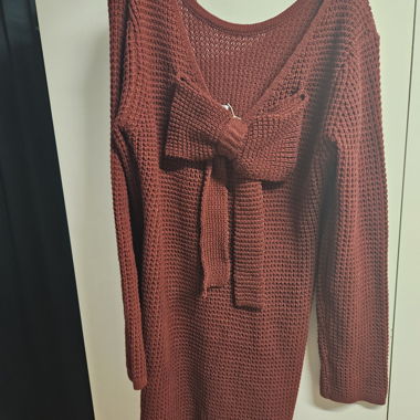 Vestito maglione in maglia colore mattone con fiocco sul retro