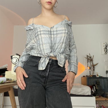 Blusa a quadri con spalle scoperte