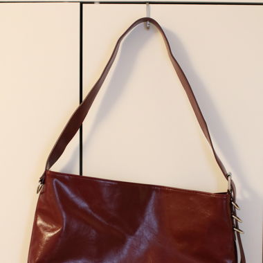 Rot lackierte Tasche