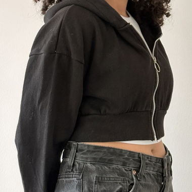 Black cropped jacket – hood – street style
