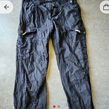 Schwarze Grunge-Cargohose