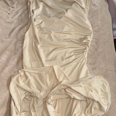 Abito in raso beige con gonna incorporata