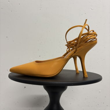 Yellow BY FAR Pumps Gr. 38 new leather