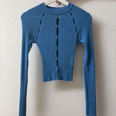 Knitted top with cutouts