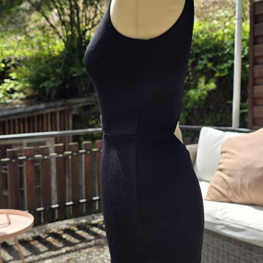 Abito nero con cut-out