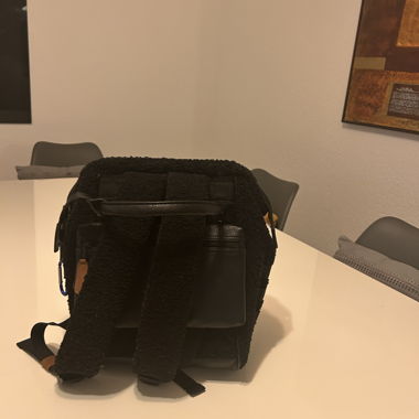 Schwarzer Rucksack aus Plüschstoff Cabaïa