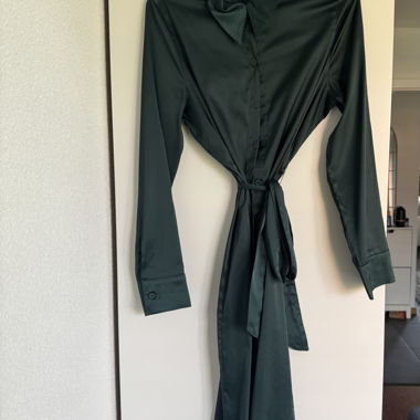 Robe verte en satin 