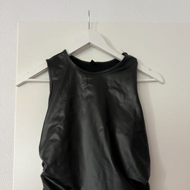 Top in similpelle con cerniera