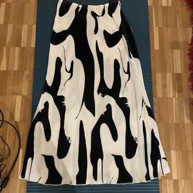 Long black and white maxi skirt 