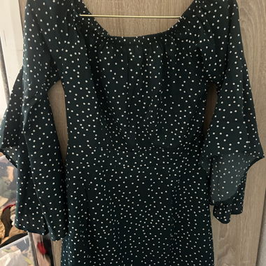 Vestito verde a pois con maniche svasate