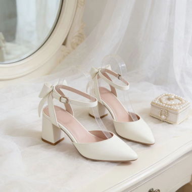 Weisse Knöchelriemchen-Highheels