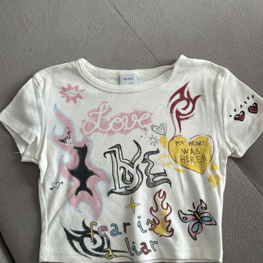 T-shirt crop grafica Bershka