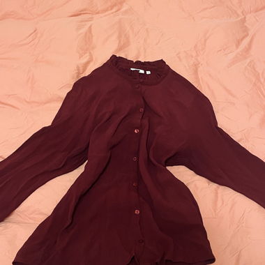 Chemisier bordeaux boutonné