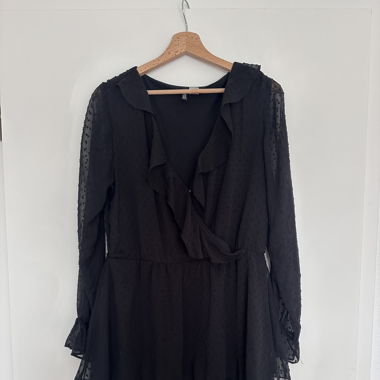 Schwarzes Kleid mit Rüschen