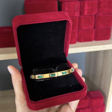 Bracciale rigido dorato con pietre verdi