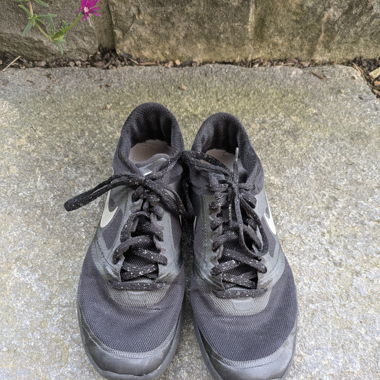 Schwarze Nikes
