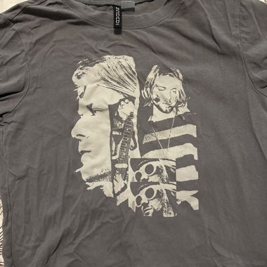T-shirt grigia da band con stampa Kurt Cobain